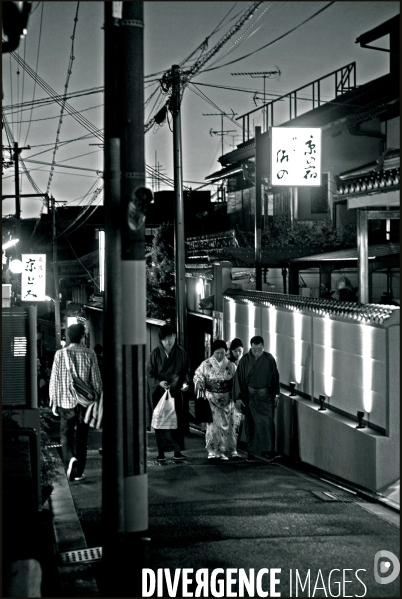 Japon. Dans le quartier de Gion a Kyoto. Noir et blanc