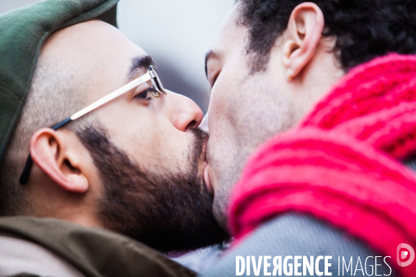 Des couples gay et lesbien s embrassent à Paris à l occasion de la Saint Valentin
