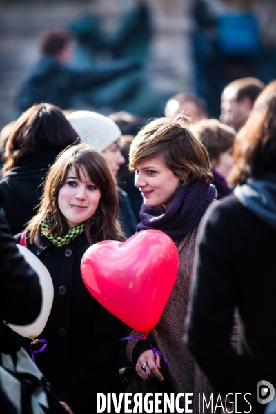 Des couples gay et lesbien s embrassent à Paris à l occasion de la Saint Valentin