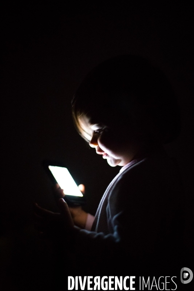 Enfant devant un écran tactile