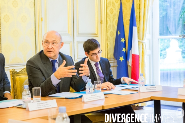 Signature d une Convention sur la formation professionnelle entre les partenaires sociaux et l Etat au ministère du travail à Paris.