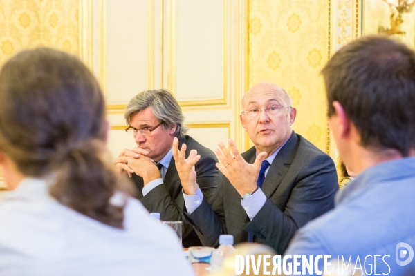 Signature d une Convention sur la formation professionnelle entre les partenaires sociaux et l Etat au ministère du travail à Paris.