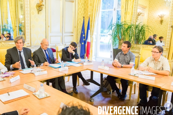 Signature d une Convention sur la formation professionnelle entre les partenaires sociaux et l Etat au ministère du travail à Paris.