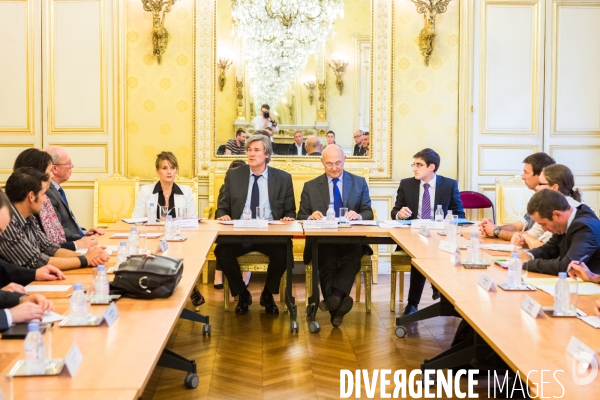 Signature d une Convention sur la formation professionnelle entre les partenaires sociaux et l Etat au ministère du travail à Paris.