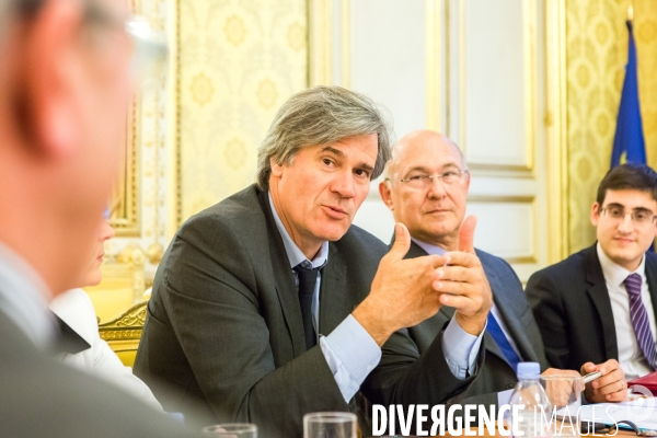 Signature d une Convention sur la formation professionnelle entre les partenaires sociaux et l Etat au ministère du travail à Paris.