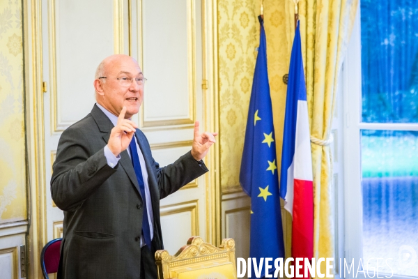 Signature d une Convention sur la formation professionnelle entre les partenaires sociaux et l Etat au ministère du travail à Paris.