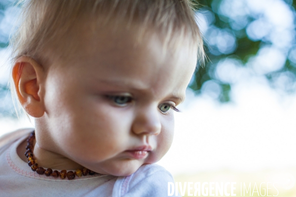 Bébé avec un collier de dentition