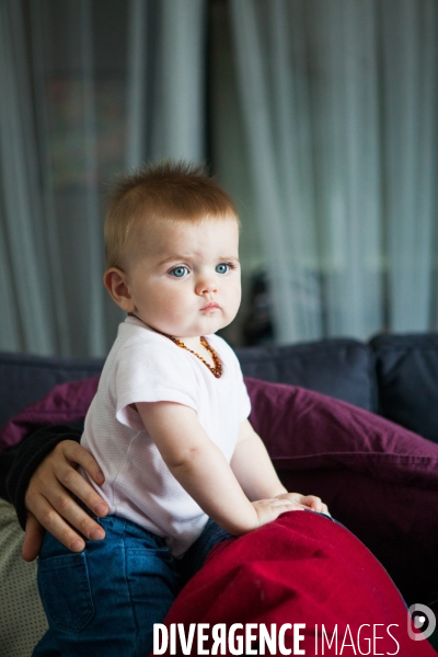 Bébé avec un collier de dentition