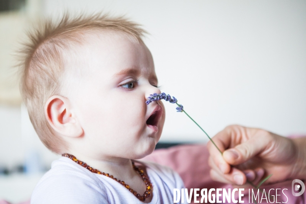 Bébé avec un collier de dentition