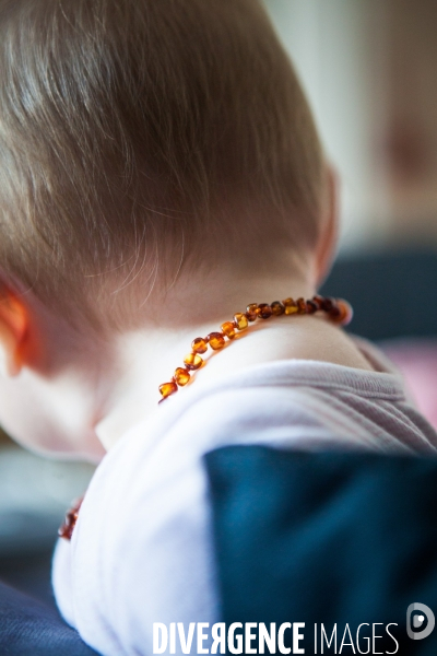 Bébé avec un collier de dentition