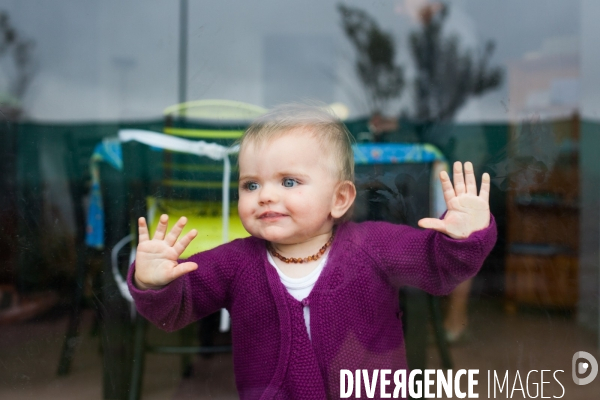 Bébé avec un collier de dentition