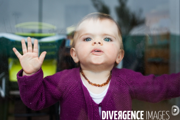 Bébé avec un collier de dentition