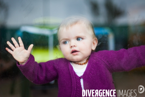 Bébé avec un collier de dentition