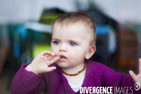 Bébé avec un collier de dentition