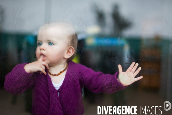 Bébé avec un collier de dentition