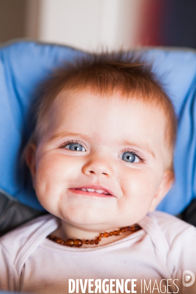 Bébé avec un collier de dentition