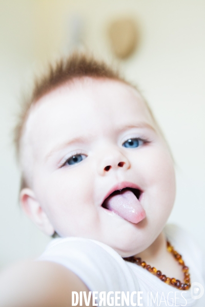 Bébé avec un collier de dentition