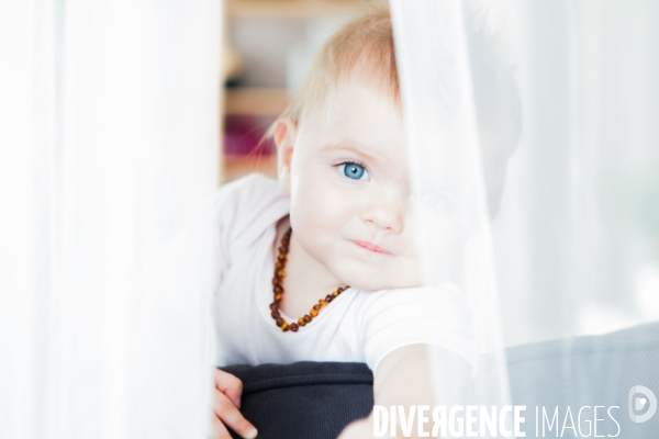 Bébé avec un collier de dentition