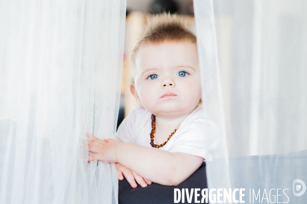 Bébé avec un collier de dentition