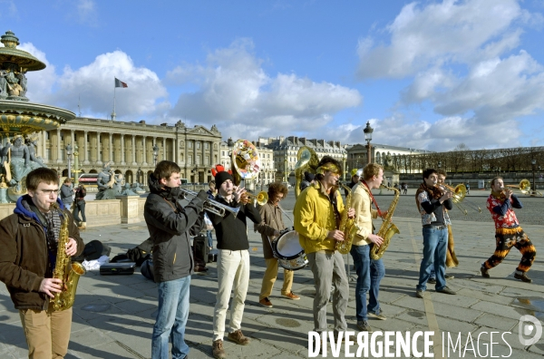 Illustration Janvier 2015. .La band A Joe, la fanfare de l Ecole centrale de Paris joue sur la place de la Concorde.