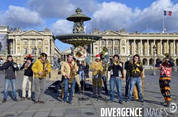 Illustration Janvier 2015. .La band A Joe, la fanfare de l Ecole centrale de Paris joue sur la place de la Concorde.