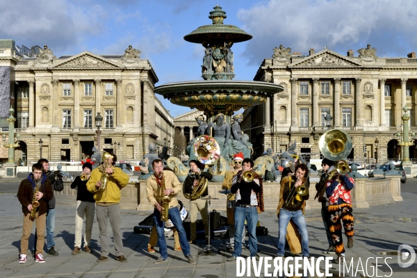 Illustration Janvier 2015. .La band A Joe, la fanfare de l Ecole centrale de Paris joue sur la place de la Concorde.