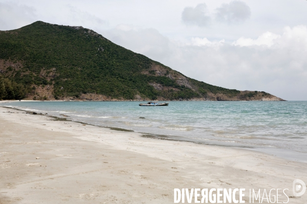 VIETNAM. L  archipel de Con Dao, son bagne, ses plages.