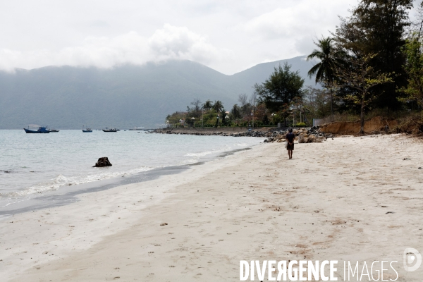 VIETNAM. L  archipel de Con Dao, son bagne, ses plages.