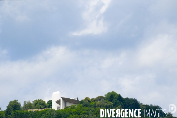 Un monastere concu par l Architecte Renzo Piano construit au pied de la Chapelle de Ronchamp de Le Corbusier