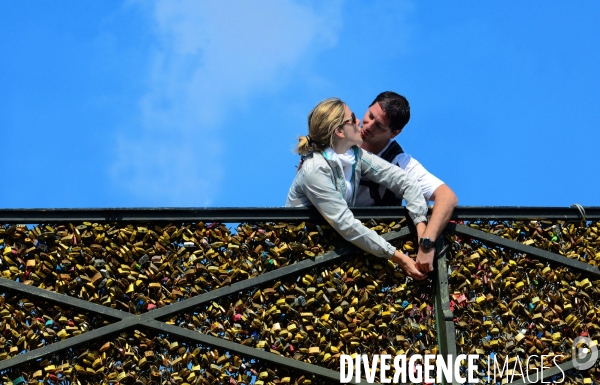 Paris Bridges Prisoner of The Love locks. Les Ponts de Paris prisonnier des cadenas d amour.