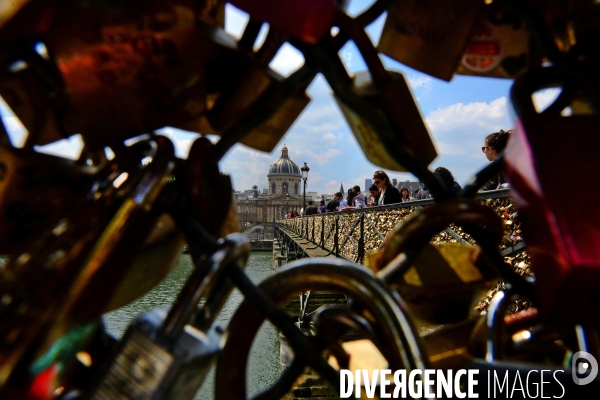 Paris Bridges Prisoner of The Love locks. Les Ponts de Paris prisonnier des cadenas d amour.