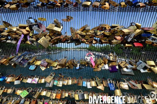 Paris Bridges Prisoner of The Love locks. Les Ponts de Paris prisonnier des cadenas d amour.