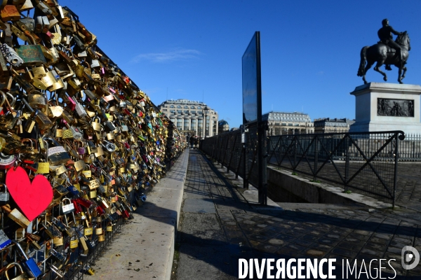 Paris Bridges Prisoner of The Love locks. Les Ponts de Paris prisonnier des cadenas d amour.