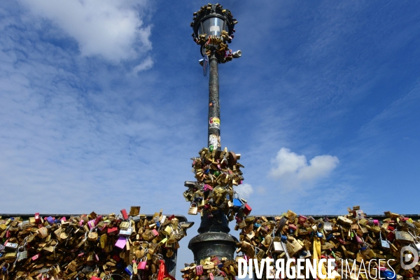 Paris Bridges Prisoner of The Love locks. Les Ponts de Paris prisonnier des cadenas d amour.