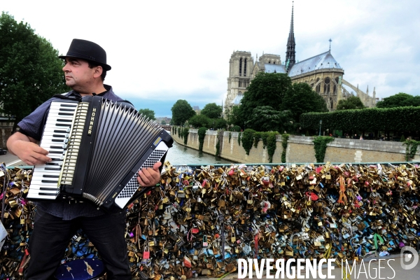 Paris Bridges Prisoner of The Love locks. Les Ponts de Paris prisonnier des cadenas d amour.