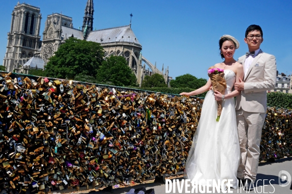 Paris Bridges Prisoner of The Love locks. Les Ponts de Paris prisonnier des cadenas d amour.