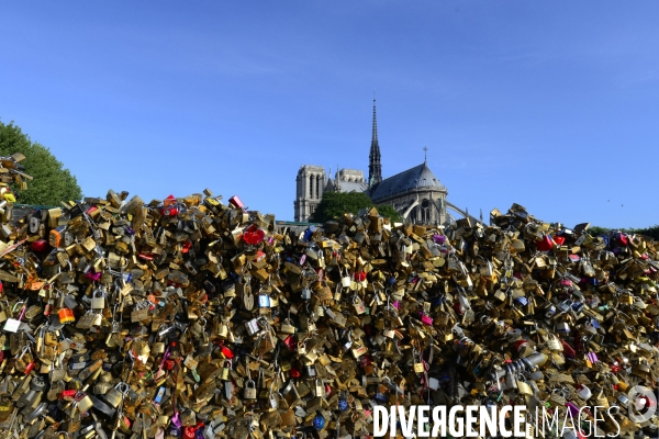 Paris Bridges Prisoner of The Love locks. Les Ponts de Paris prisonnier des cadenas d amour.