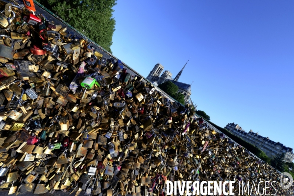 Paris Bridges Prisoner of The Love locks. Les Ponts de Paris prisonnier des cadenas d amour.