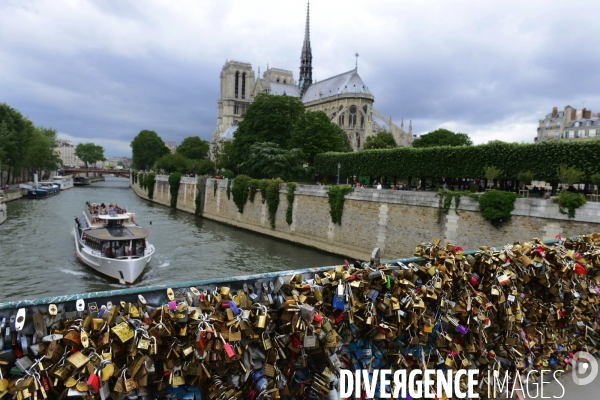 Paris Bridges Prisoner of The Love locks. Les Ponts de Paris prisonnier des cadenas d amour.