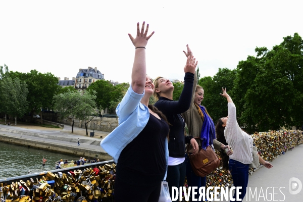 Paris Bridges Prisoner of The Love locks. Les Ponts de Paris prisonnier des cadenas d amour.