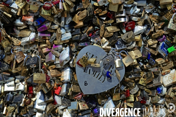 Paris Bridges Prisoner of The Love locks. Les Ponts de Paris prisonnier des cadenas d amour.