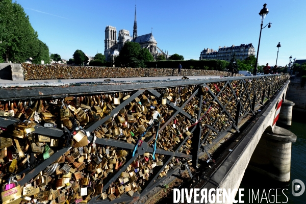 Paris Bridges Prisoner of The Love locks. Les Ponts de Paris prisonnier des cadenas d amour.