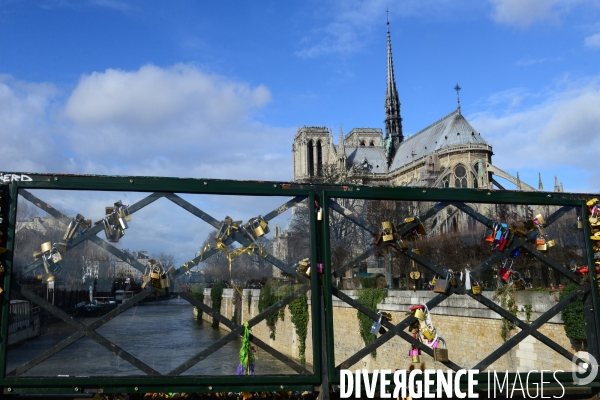 Paris Bridges Prisoner of The Love locks. Les Ponts de Paris prisonnier des cadenas d amour.