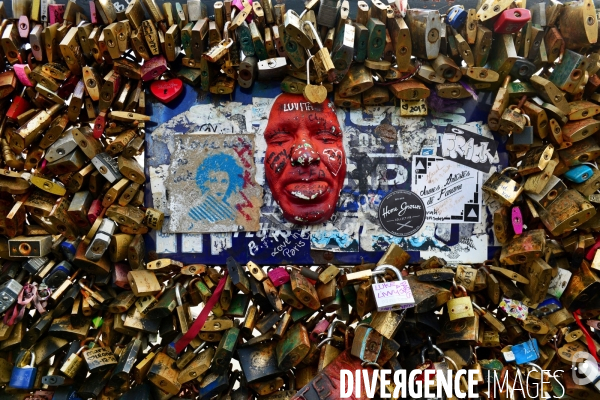 Paris Bridges Prisoner of The Love locks. Les Ponts de Paris prisonnier des cadenas d amour.