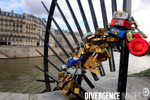 Paris Bridges Prisoner of The Love locks. Les Ponts de Paris prisonnier des cadenas d amour.