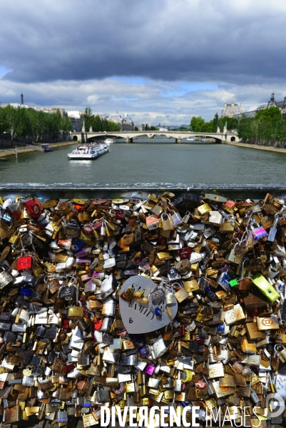 Paris Bridges Prisoner of The Love locks. Les Ponts de Paris prisonnier des cadenas d amour.