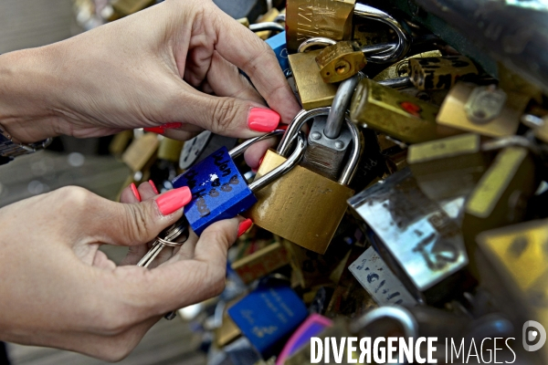 Paris Bridges Prisoner of The Love locks. Les Ponts de Paris prisonnier des cadenas d amour.