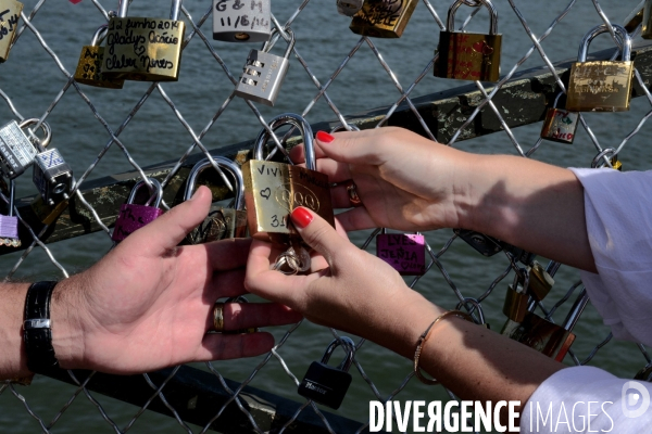 Paris Bridges Prisoner of The Love locks. Les Ponts de Paris prisonnier des cadenas d amour.