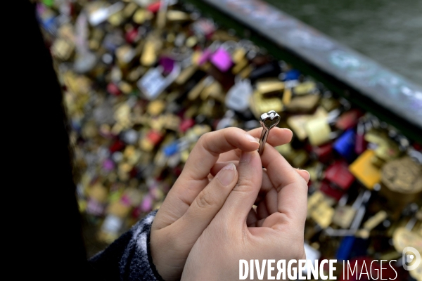 Paris Bridges Prisoner of The Love locks. Les Ponts de Paris prisonnier des cadenas d amour.