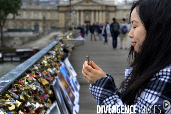 Paris Bridges Prisoner of The Love locks. Les Ponts de Paris prisonnier des cadenas d amour.